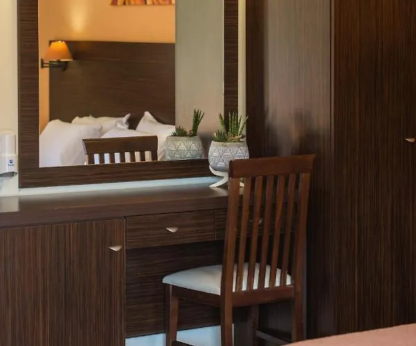 Makis By La Skala Vista *